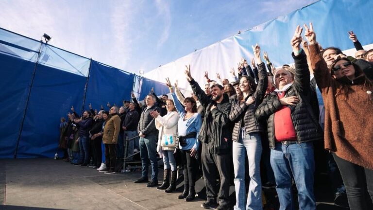 Máximo Kirchner y Axel Kicillof en un acto político
