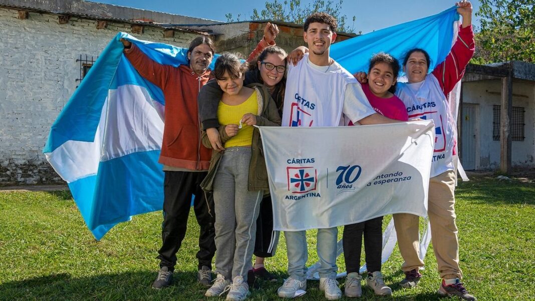 Voluntarios de Cáritas con alcancías durante la Colecta Anual