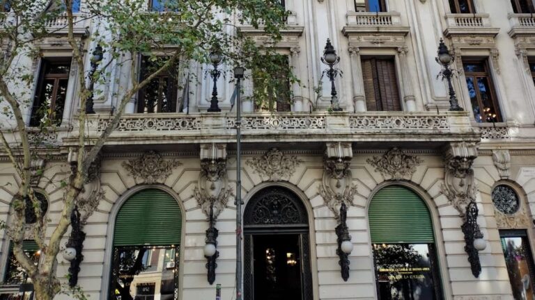 Fachada de la Casa de la Cultura en Avenida de Mayo 575, Buenos Aires