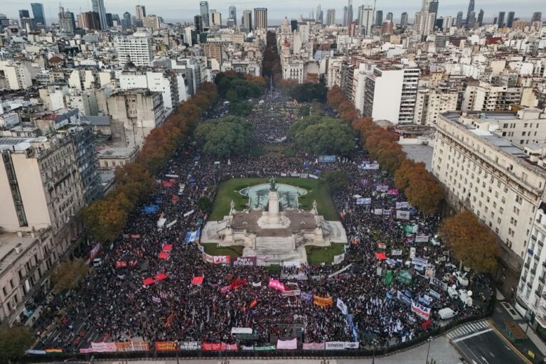 Multitud concentrada frente al Congreso Nacional durante la movilización de Ni Una Menos el 3 de junio de 2026
