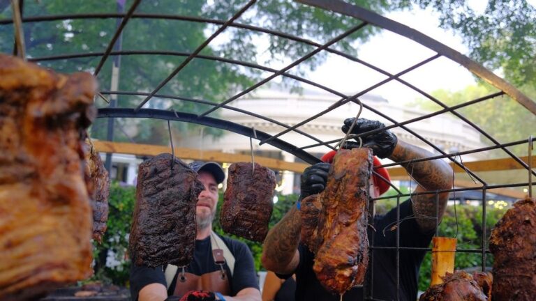 Corte de carne vacuna en una carnicería