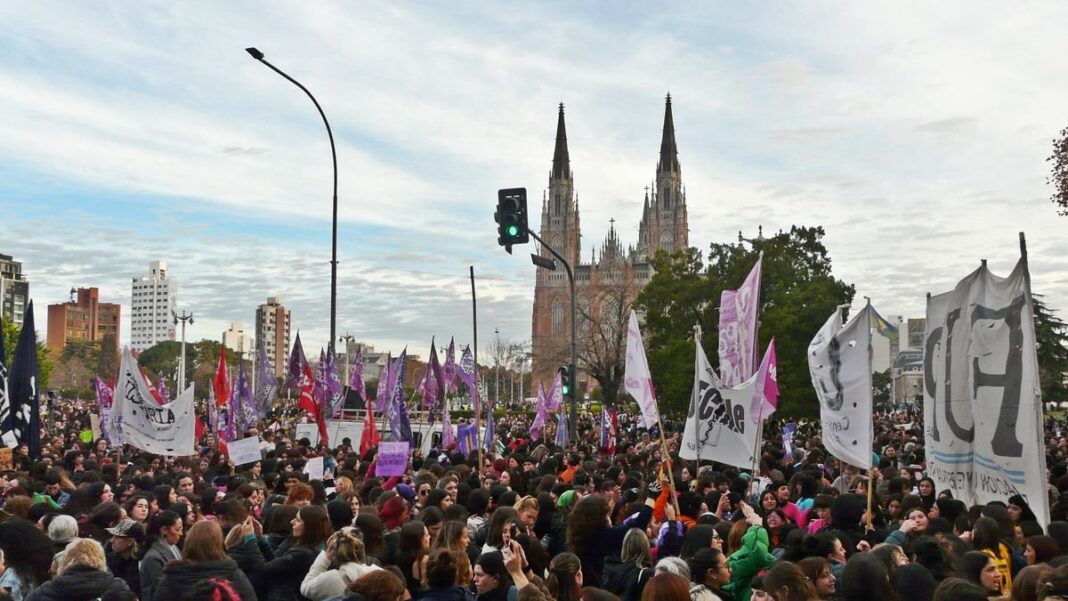 Fotografía de la movilización del #3J 2026 en La Plata, por Ana Roche (DIB)