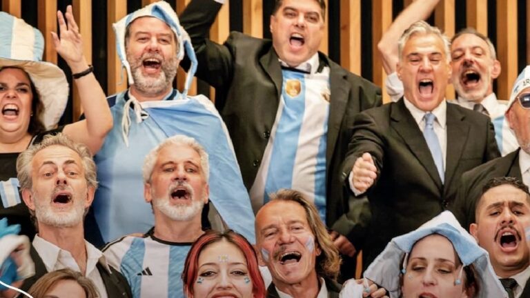 Coro Polifónico Nacional en el escenario del Palacio Libertad