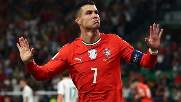 Cristiano Ronaldo con la camiseta de Portugal durante un entrenamiento