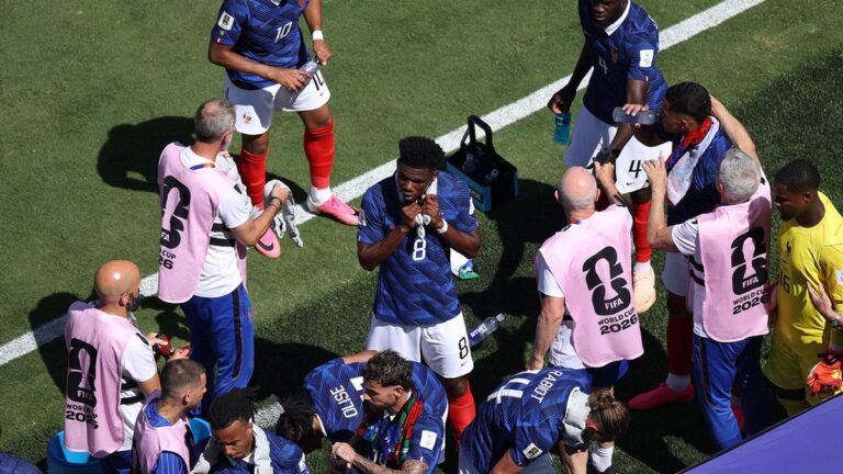 Partido de fútbol con pausa de hidratación en el Mundial 2026