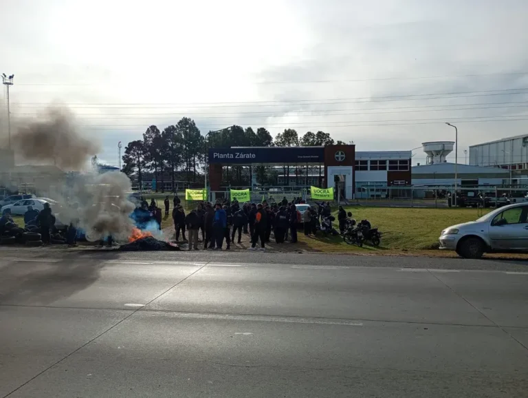 Fábrica industrial con cartel de cierre en la provincia de Buenos Aires