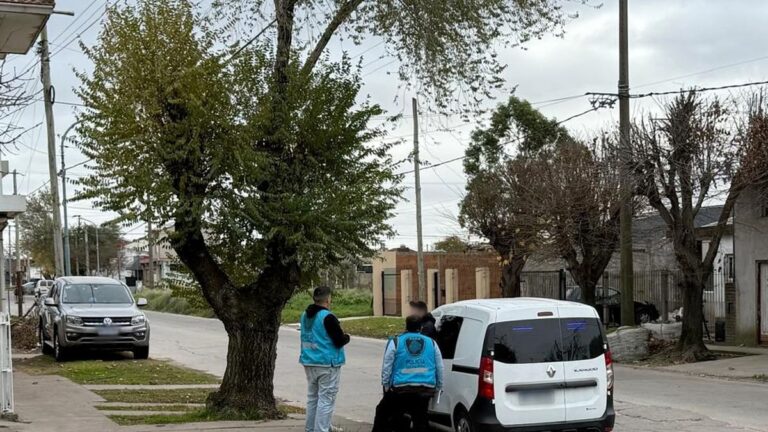 Réplica de bomba aérea con reloj contador y cartel negro con inscripciones en árabe