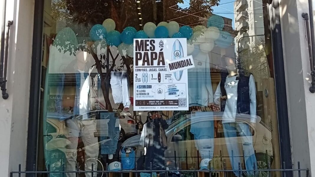 Personas comprando regalos en un comercio para el Día del Padre