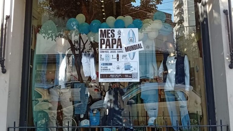 Personas comprando regalos en un comercio para el Día del Padre