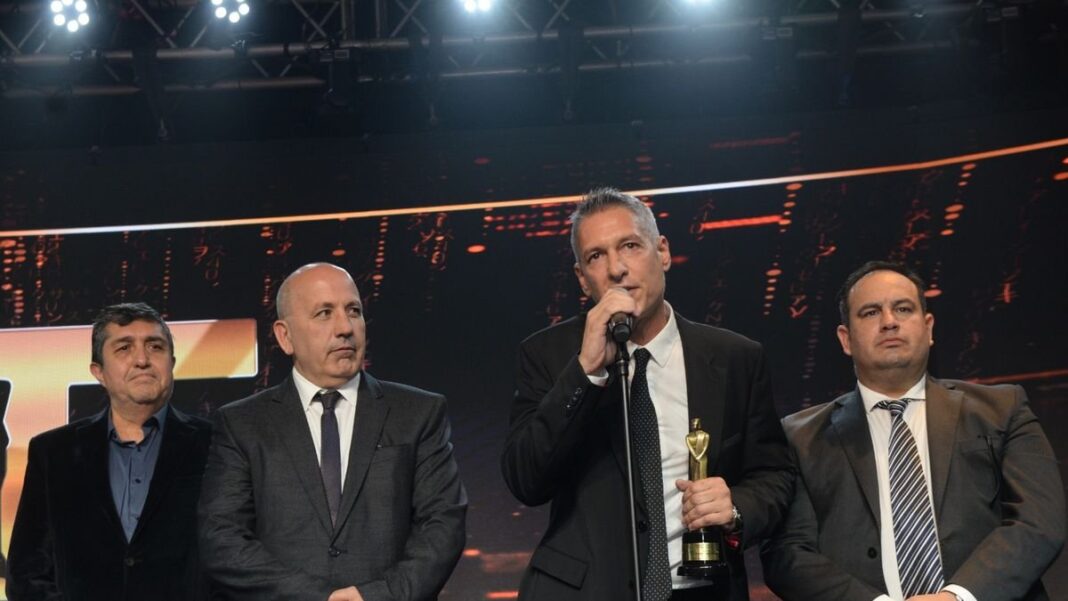 Gonzalo Julián Irazoqui, presidente de DIB, sosteniendo la estatuilla del Premio Martín Fierro en el escenario del Goldencenter