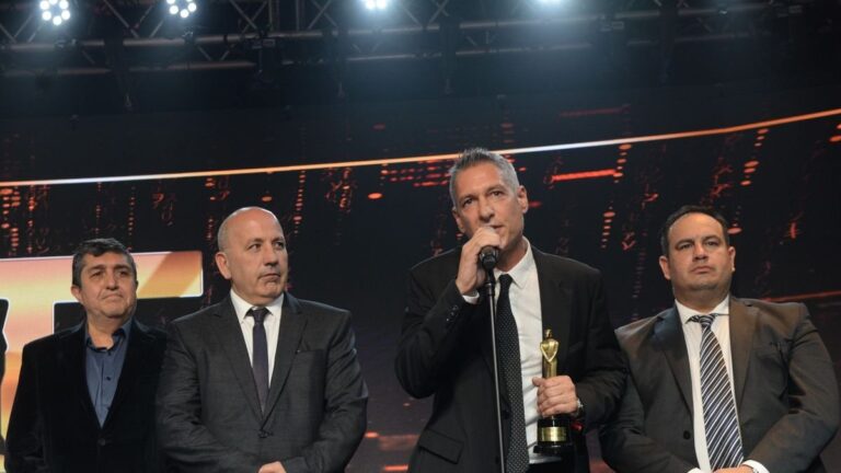 Gonzalo Julián Irazoqui, presidente de DIB, sosteniendo la estatuilla del Premio Martín Fierro en el escenario del Goldencenter