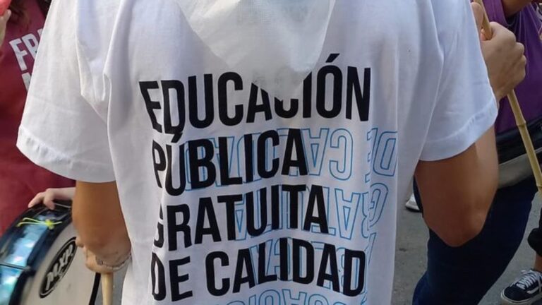 Docentes universitarios durante una protesta