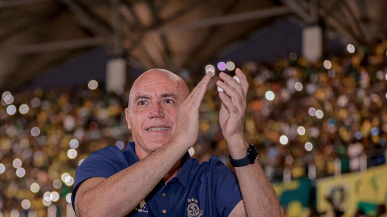Rodolfo Gamondi, director técnico argentino, en un campo de fútbol africano