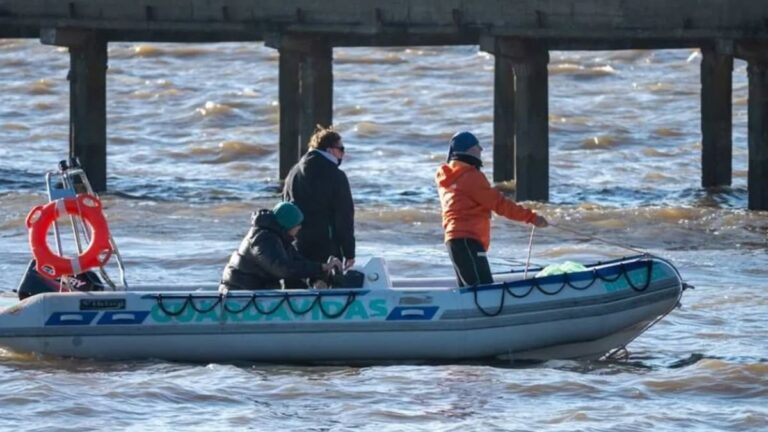 Operativo de búsqueda de pescadores desaparecidos en el Río de la Plata