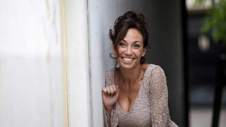 Ernestina Pais sonriente en un estudio de televisión