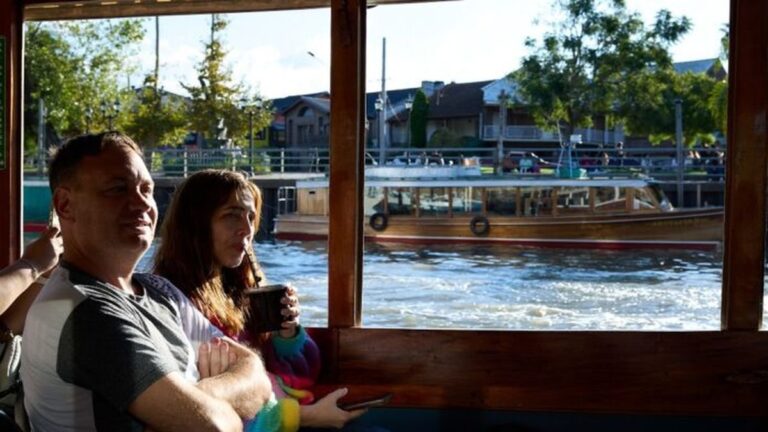 Turistas en un destino turístico argentino durante el feriado de Güemes