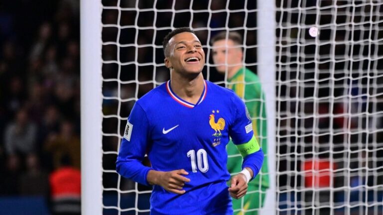 Didier Deschamps durante un partido de la selección francesa