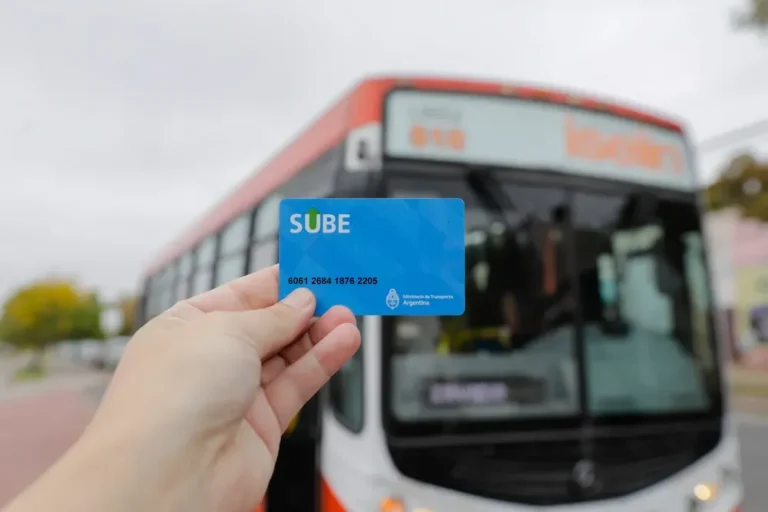 Persona usando tarjeta SUBE en un colectivo