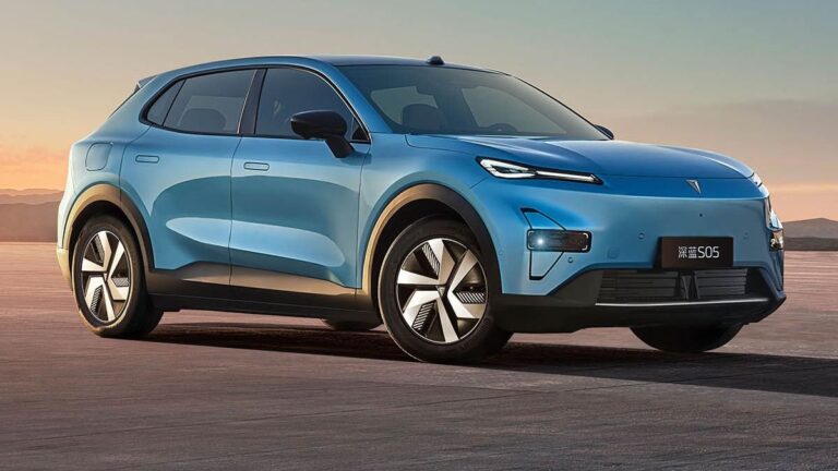 Logotipos de las marcas Deepal, Soueast y Schacman sobre fondo de autos y camiones