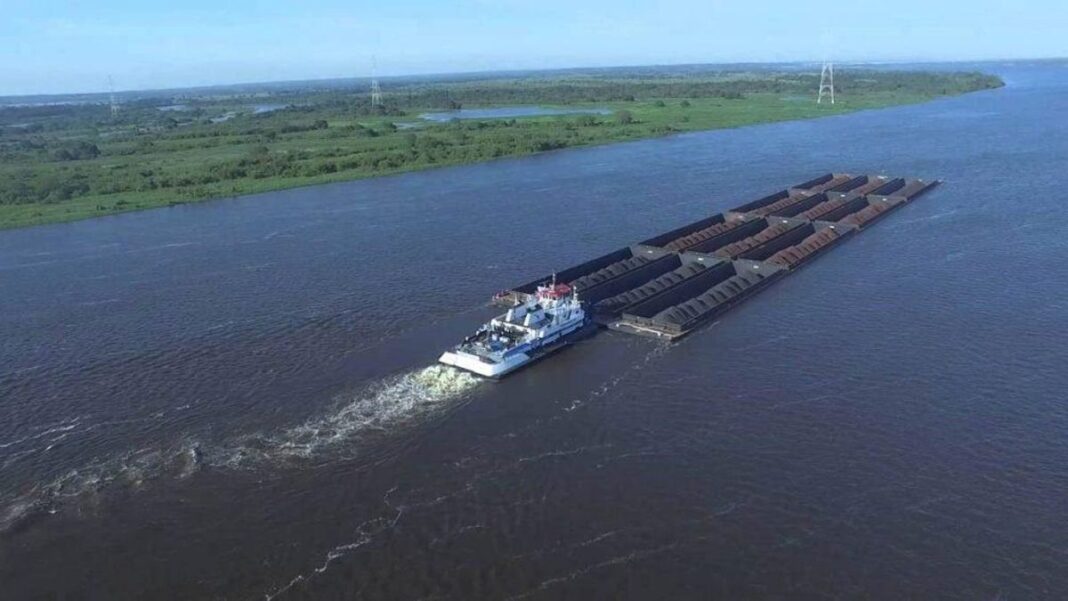 Buque navegando por la Hidrovía Paraguay-Paraná