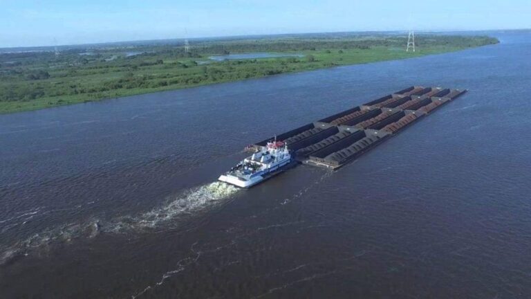 Buque navegando por la Hidrovía Paraguay-Paraná
