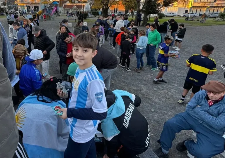 Lorenzo 'Lolo' Arce muestra su álbum de figuritas del Mundial 2026 junto a la intendenta Marisa Fassi