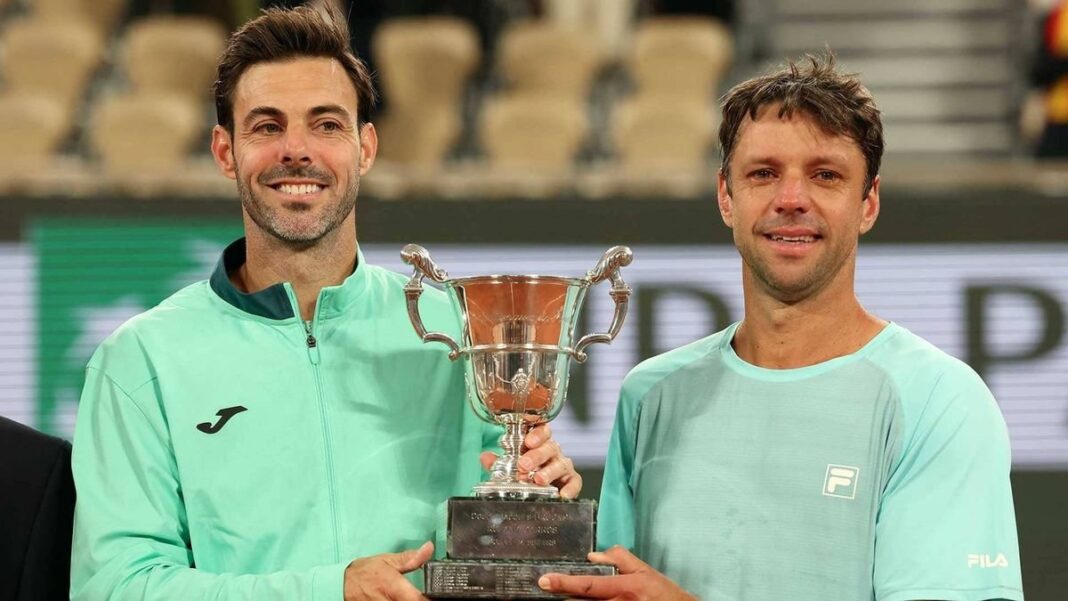 Horacio Zeballos y Marcel Granollers celebrando el título en Roland Garros