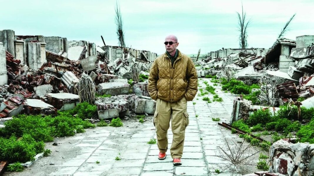 Ruinas de Villa Epecuén con el Matadero Municipal de Francisco Salamone al fondo