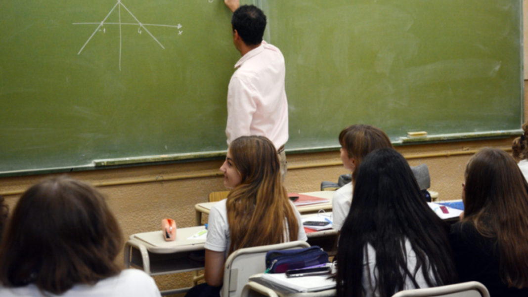 Docentes en una escuela secundaria durante una jornada educativa