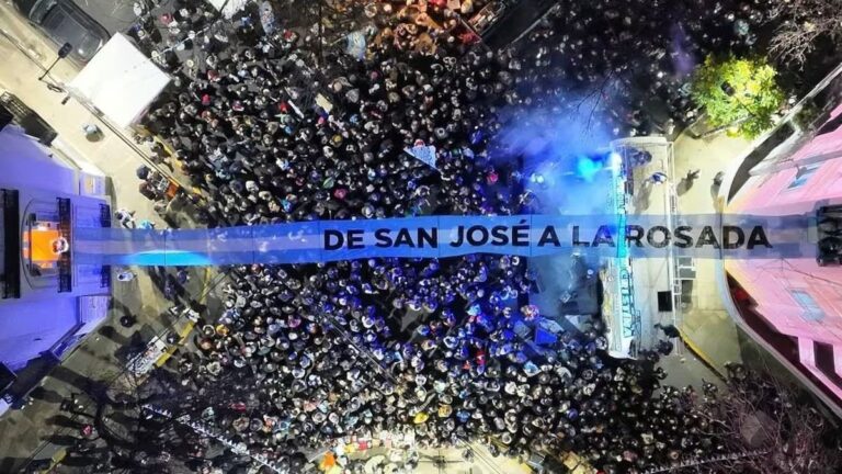 Cristina Kirchner saluda desde un balcón