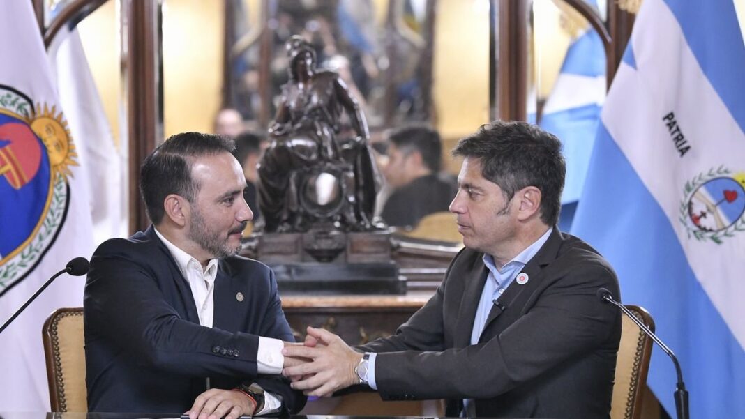 Axel Kicillof y Juan Pablo Valdés durante la firma de convenios en Corrientes