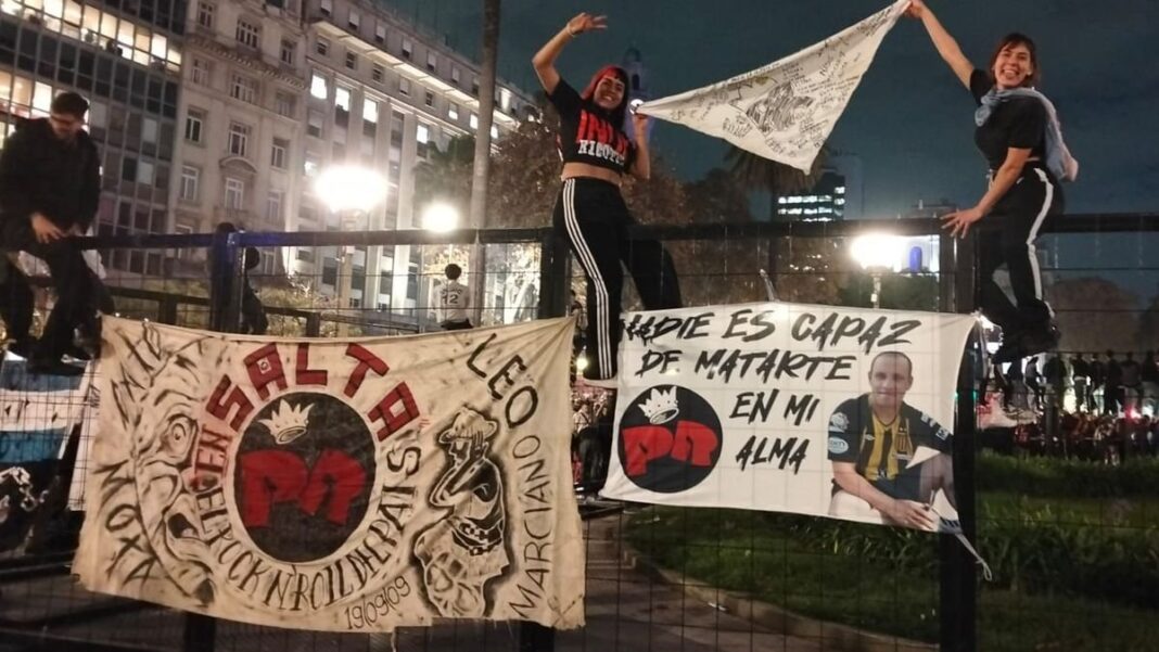 Fanáticos reunidos en Plaza de Mayo en homenaje al Indio Solari
