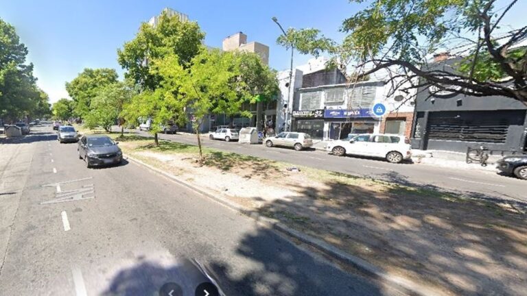 Parada de colectivo en avenida 1 entre 60 y 61 de La Plata, lugar donde fue asaltado un médico de 75 años