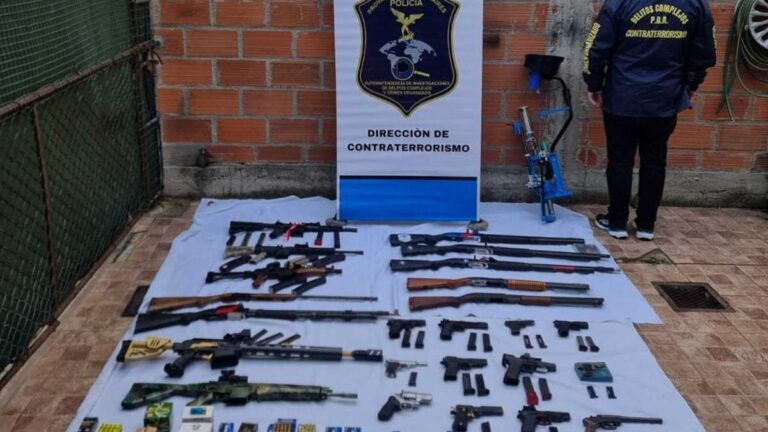 Fotografía de armas de fuego incautadas durante allanamiento en La Plata