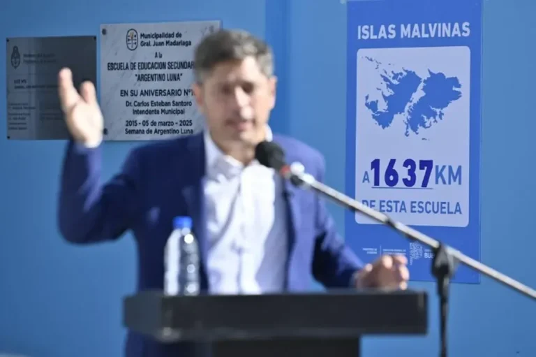 Cartel informativo con la distancia a las Islas Malvinas en un edificio público bonaerense
