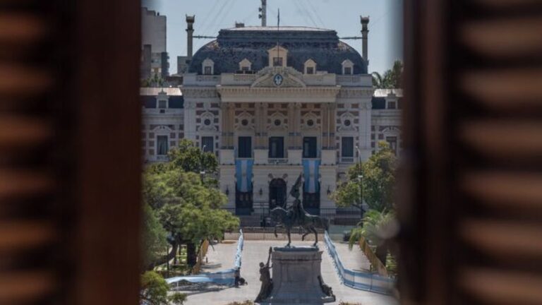 Reunión paritaria entre el Gobierno de la provincia de Buenos Aires y gremios estatales y docentes