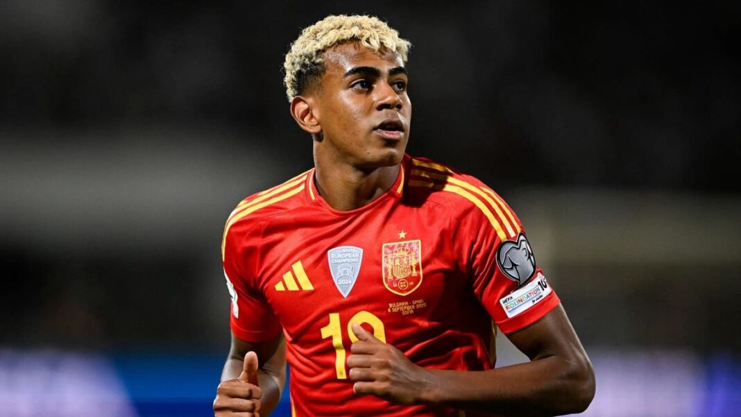 Lamine Yamal con la camiseta de la selección española durante un partido de fútbol