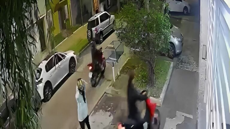Moto estacionada en la calle con un dispositivo de seguridad visible en el asiento