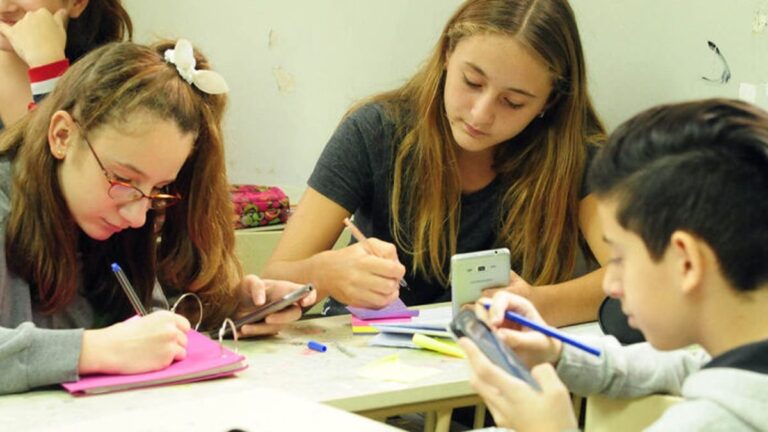 Estudiantes en aula de secundaria de la provincia de Buenos Aires