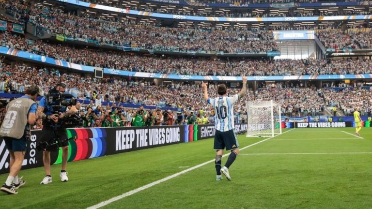 Lionel Messi celebrando un gol con la camiseta de la selección argentina