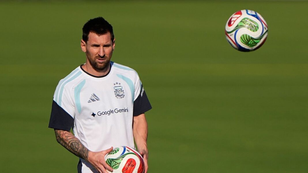 Lionel Messi con la camiseta de la Selección Argentina durante un partido