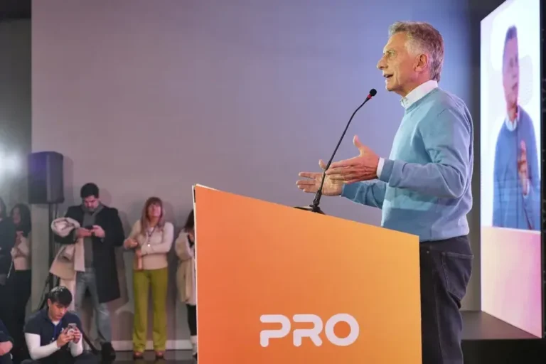 Mauricio Macri habla en un micrófono durante un acto en Mar del Plata
