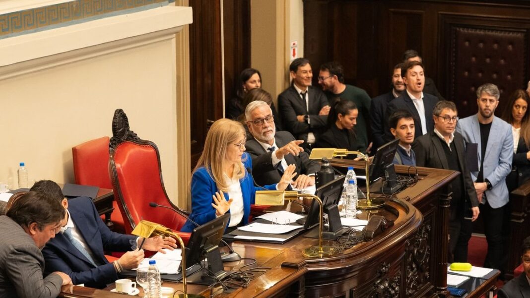 Verónica Magario y Sergio Berni en el recinto del Senado bonaerense