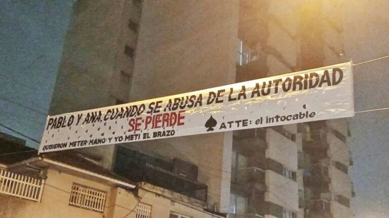 Pasacalles colgado en la puerta del Instituto Albert Einstein de Mar del Plata con mensaje intimidatorio