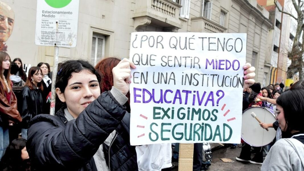 Protesta frente al Polivalente de Arte en Mar del Plata con carteles exigiendo seguridad