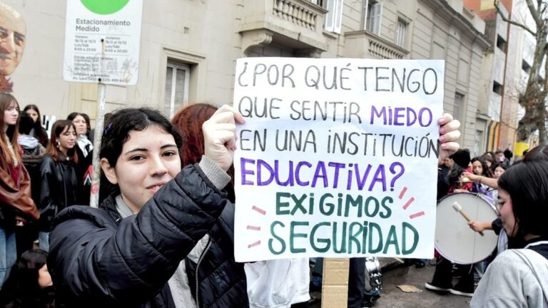 Protesta frente al Polivalente de Arte en Mar del Plata con carteles exigiendo seguridad