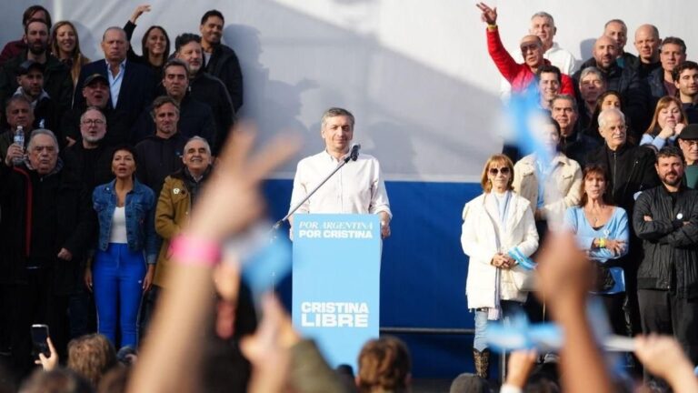 Máximo Kirchner hablando en un acto político en Parque Lezama