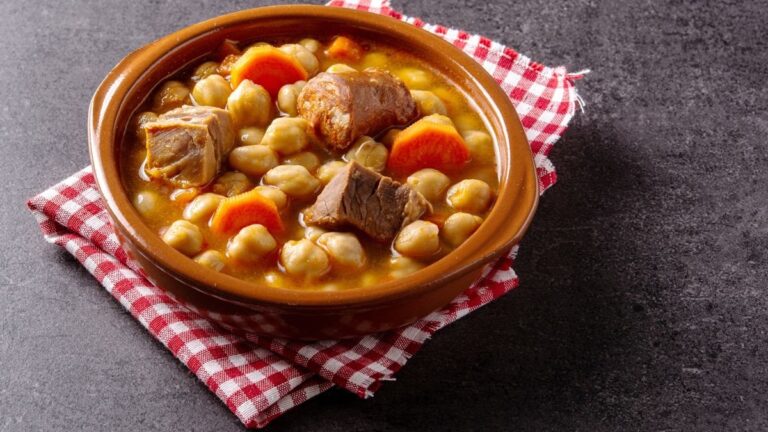 Plato de guiso carrero y carbonada en zapallo