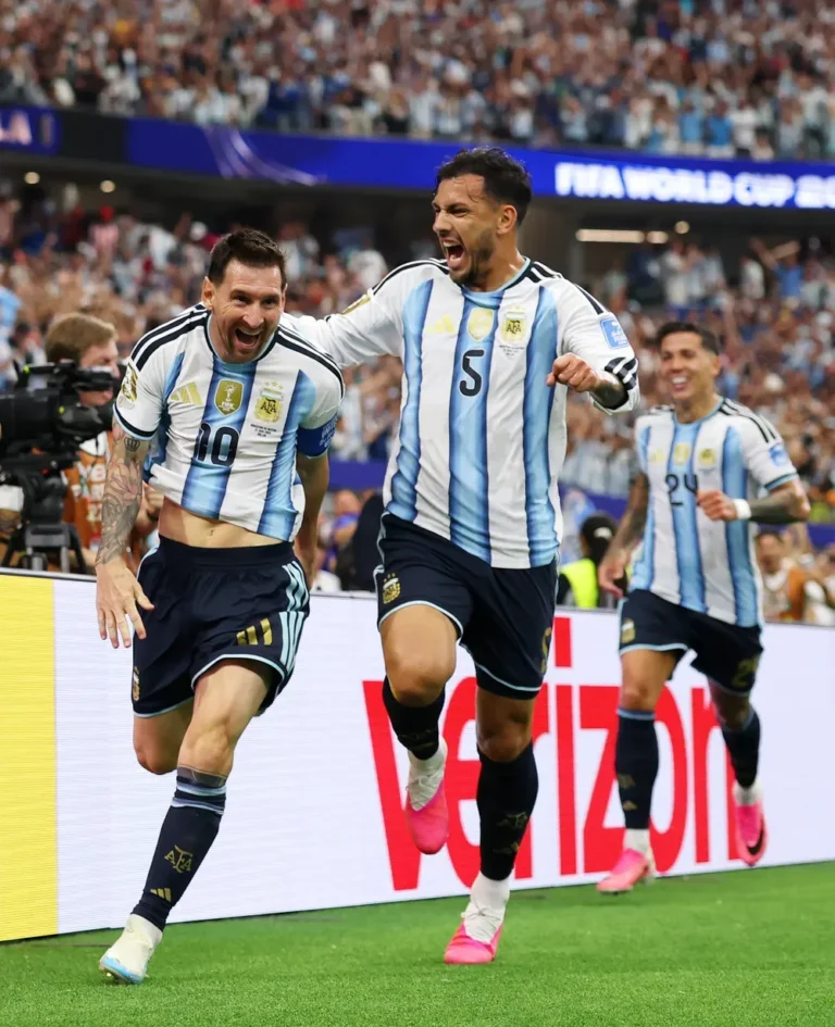 Lionel Messi celebrando un gol con la camiseta de la selección argentina