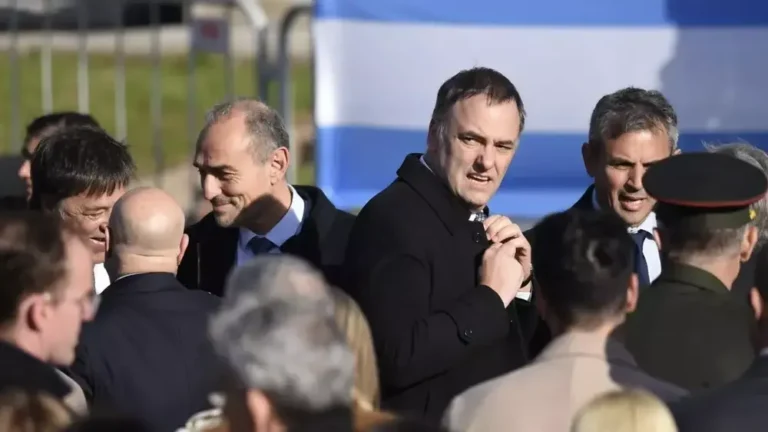 Javier Milei y Manuel Adorni en Rosario durante el acto por el Día de la Bandera